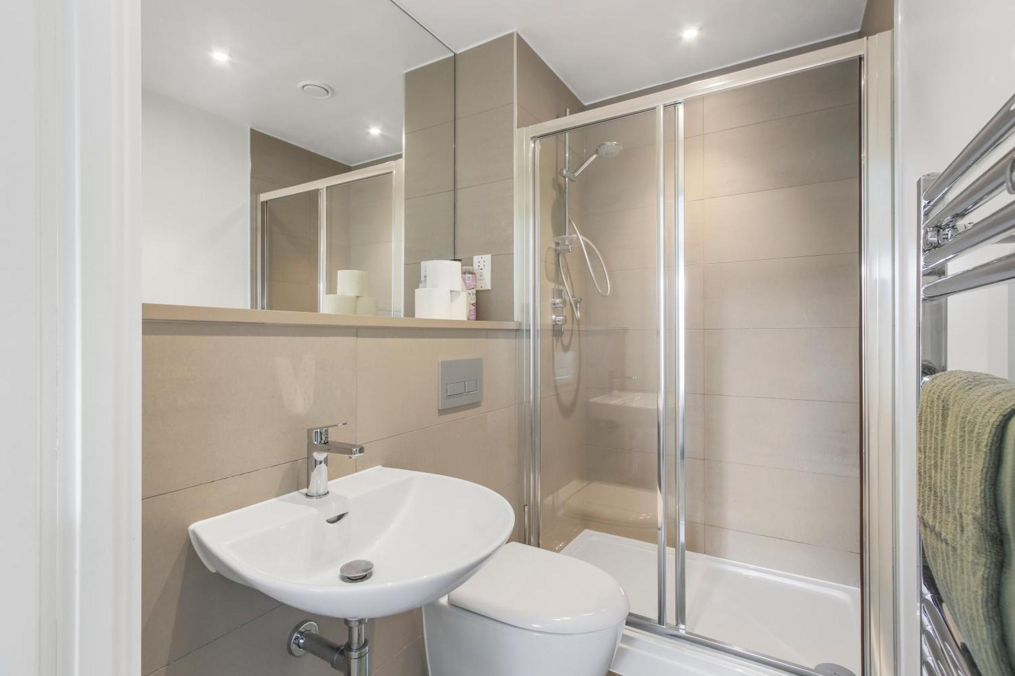 Centrally Located - Modern - 2Bed - 2Bath Apartment London Exterior foto