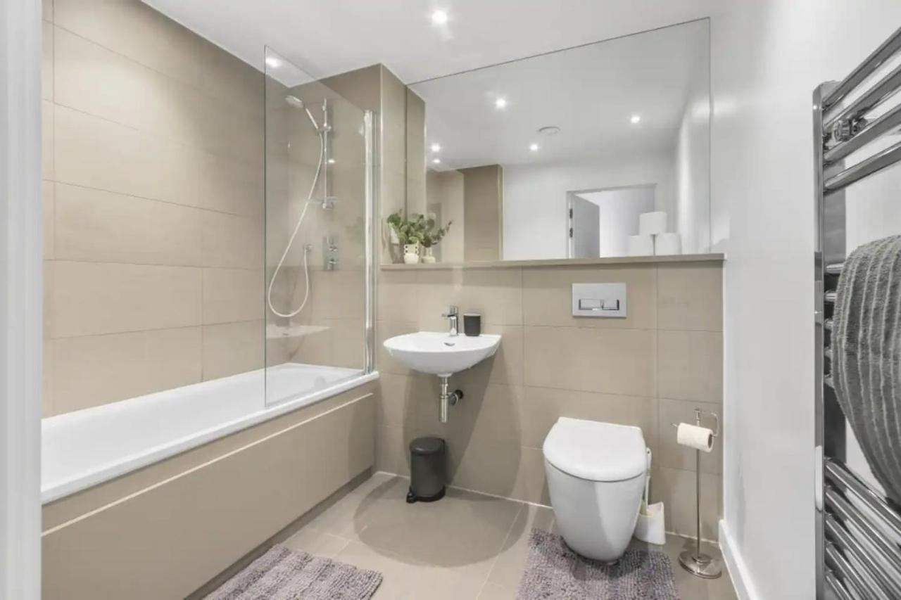 Centrally Located - Modern - 2Bed - 2Bath Apartment London Exterior foto
