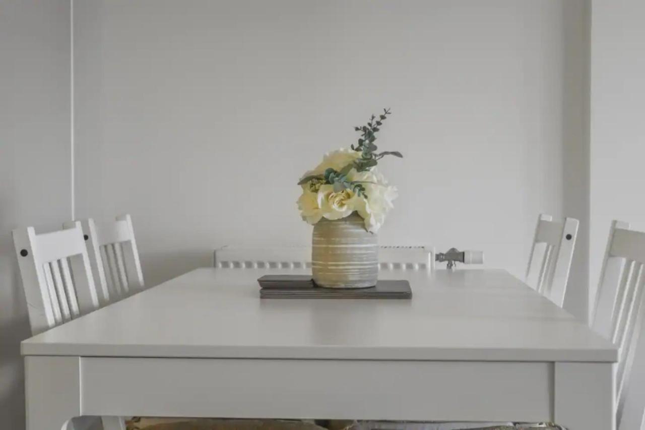 Centrally Located - Modern - 2Bed - 2Bath Apartment London Exterior foto