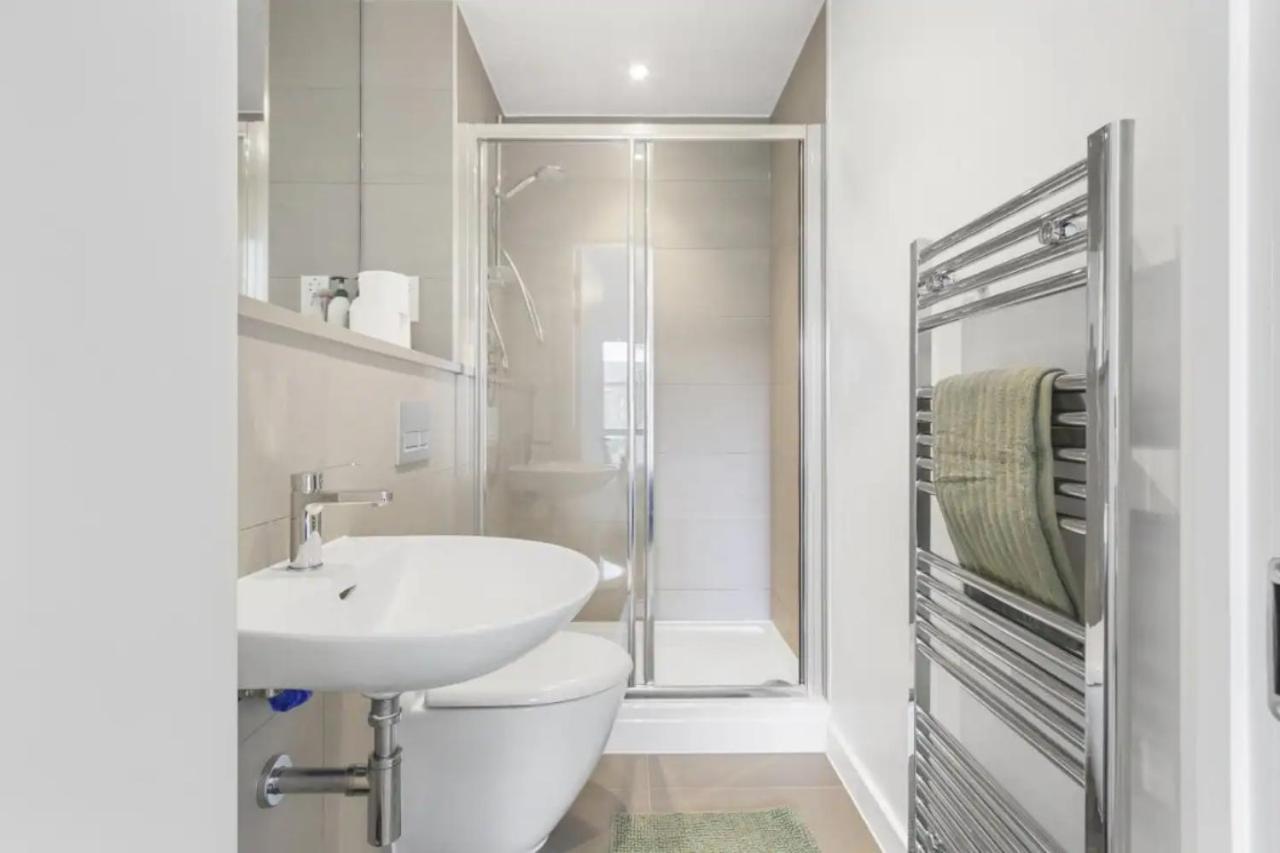 Centrally Located - Modern - 2Bed - 2Bath Apartment London Exterior foto